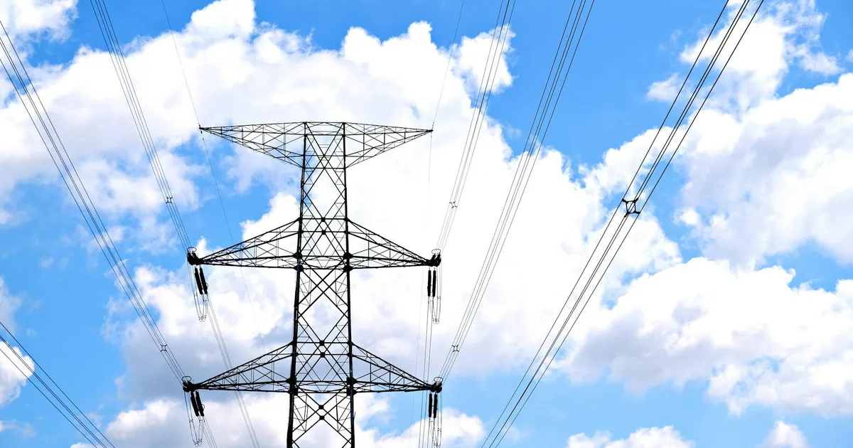 Setor elétrico do Irã: Linhas de energia em meio a turbulências políticas e impactos nos investimentos.