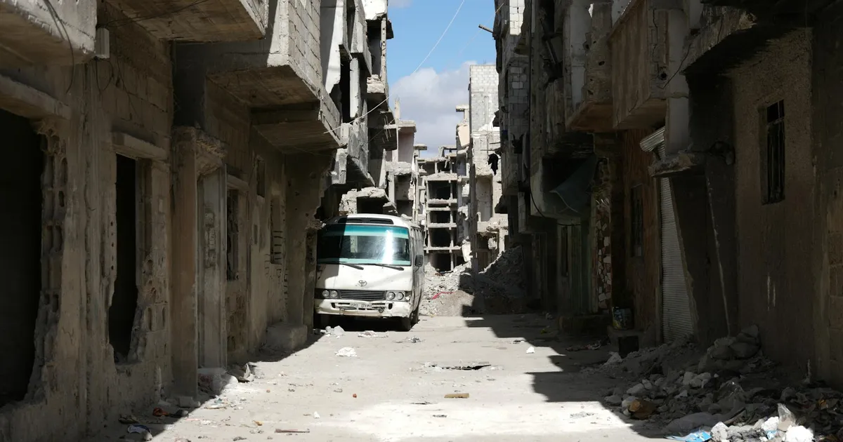 Ruínas em Damasco refletem tensões Irã. Impacto da guerra no Ibovespa, Petrobras e Vale.