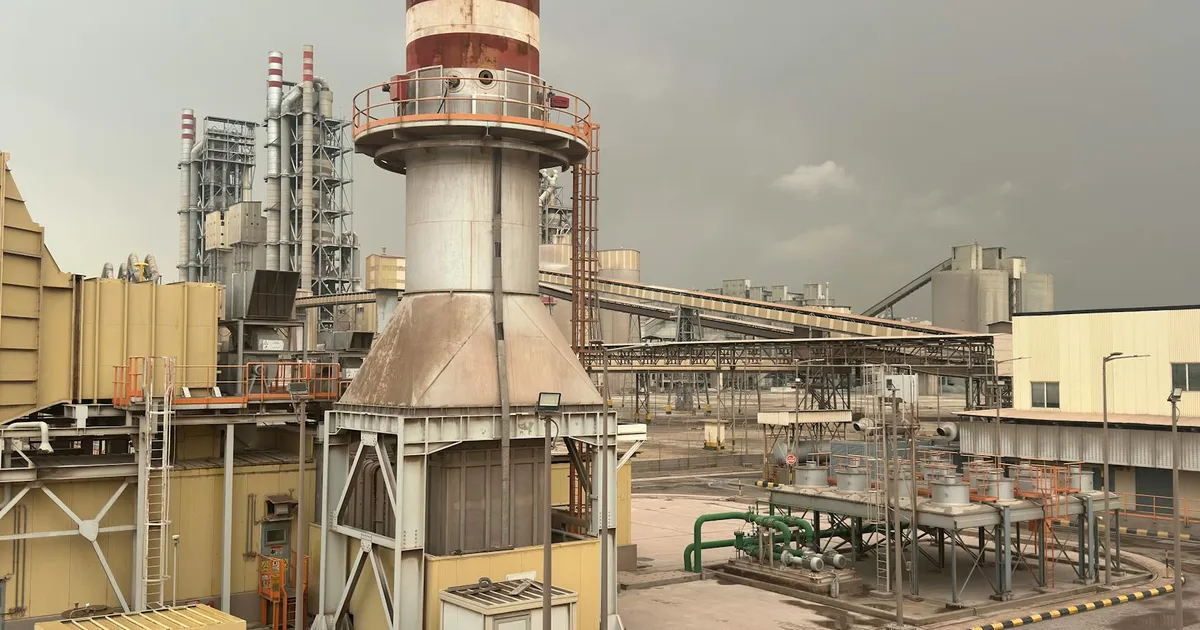 Instalações de petróleo na Arábia Saudita. Guerra no Irã impacta inflação e preço do petróleo no Brasil.