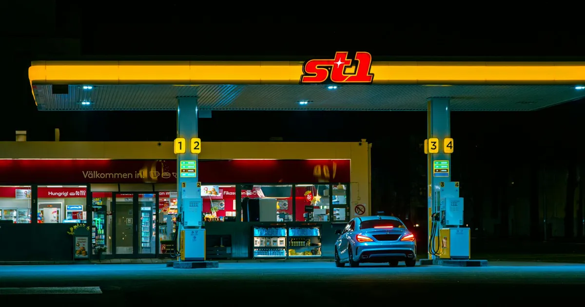 Combustível: Impacto da guerra Irã no preço da gasolina e ações da Petrobras.