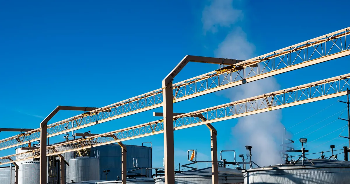 Indústria de petróleo no Irã com fumaça. Impactos da guerra Irã-petróleo na inflação e exportação.