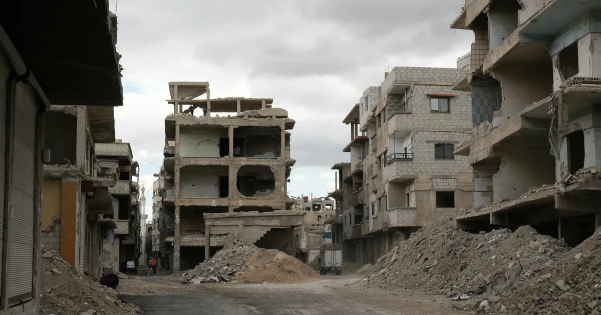 Impacto da guerra: Rua destruída em Damasco ilustra tensões geopolíticas e seus efeitos na inflação global.