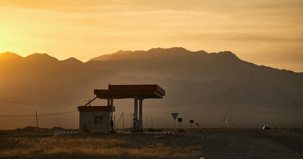 Preço da gasolina e guerra no Irã: posto no Cazaquistão ilustra impacto global do petróleo.