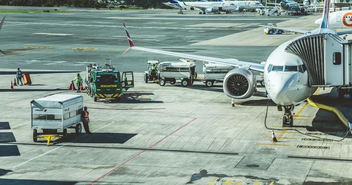 Guerra Irã eleva preço da gasolina: avião no aeroporto simboliza ameaça ao setor aéreo e potencial inflação.