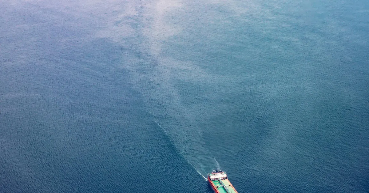 Navios cargueiros no mar: importação de diesel pelo Estreito de Ormuz e rotas alternativas para o agronegócio.