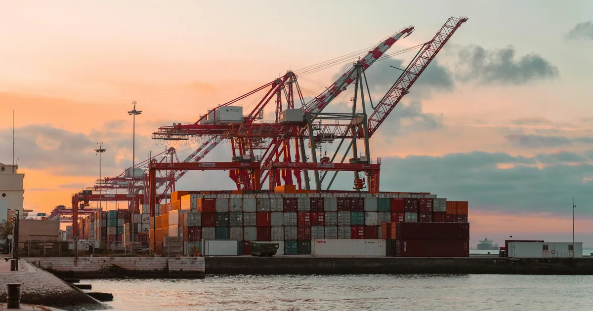 Impacto da guerra no agro: Porto movimentado, reflexo da alta do petróleo e inflação.