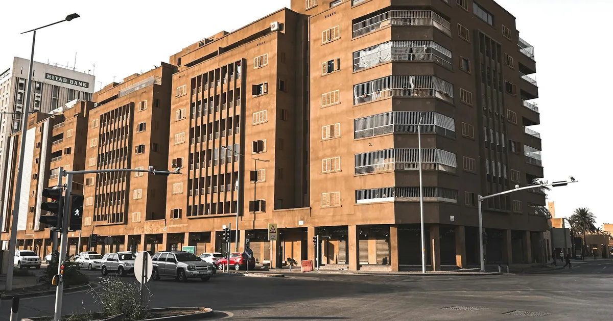 Impacto da guerra no Oriente Médio: cenário urbano em Riad, refletindo a turbulência econômica global e seus efeitos na in...