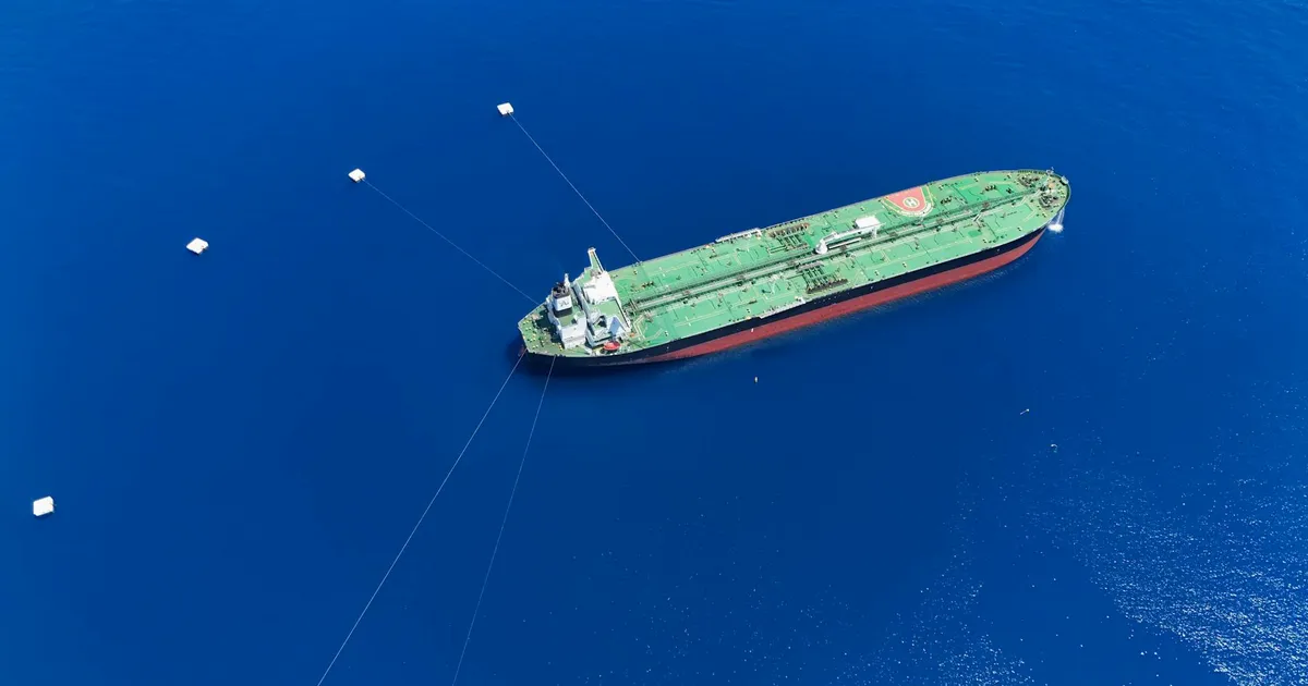 Petroleiro no mar: Crise no Oriente Médio impacta preço do petróleo e inflação (IPCA).