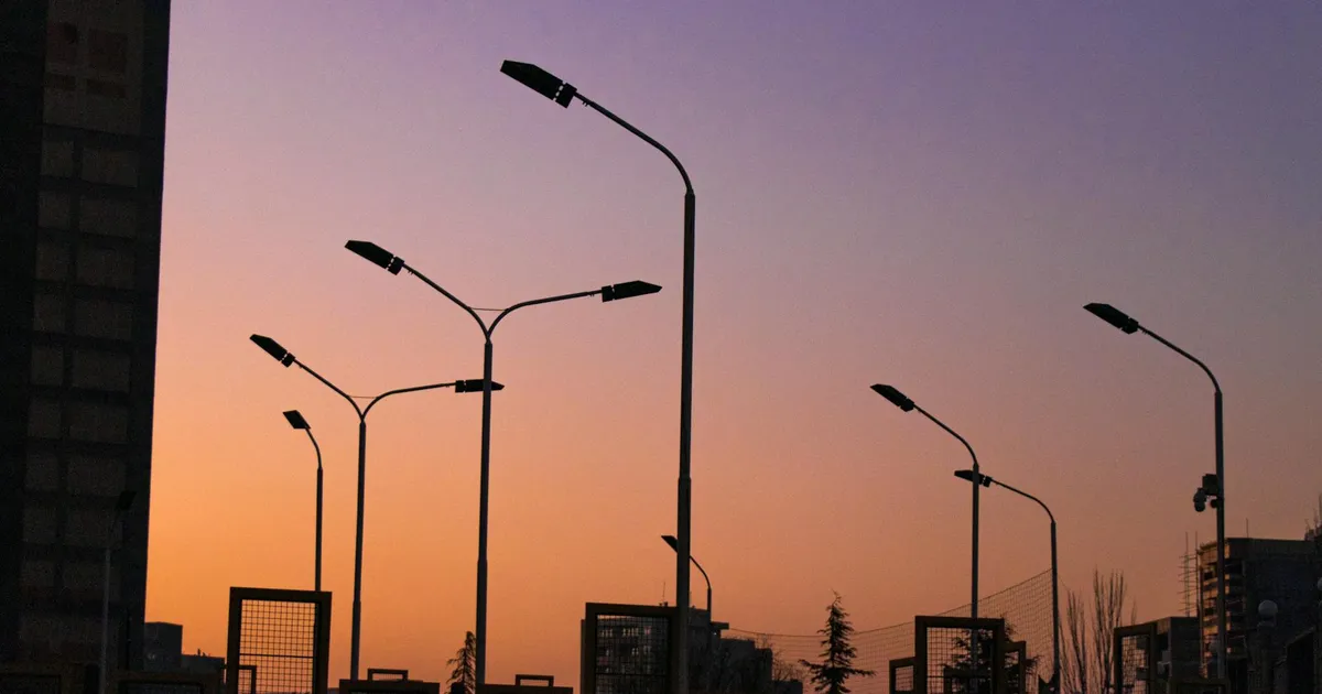 Céu em Tabriz, Irã. Juros altos e guerra no Oriente Médio impactam inflação e mercado imobiliário.