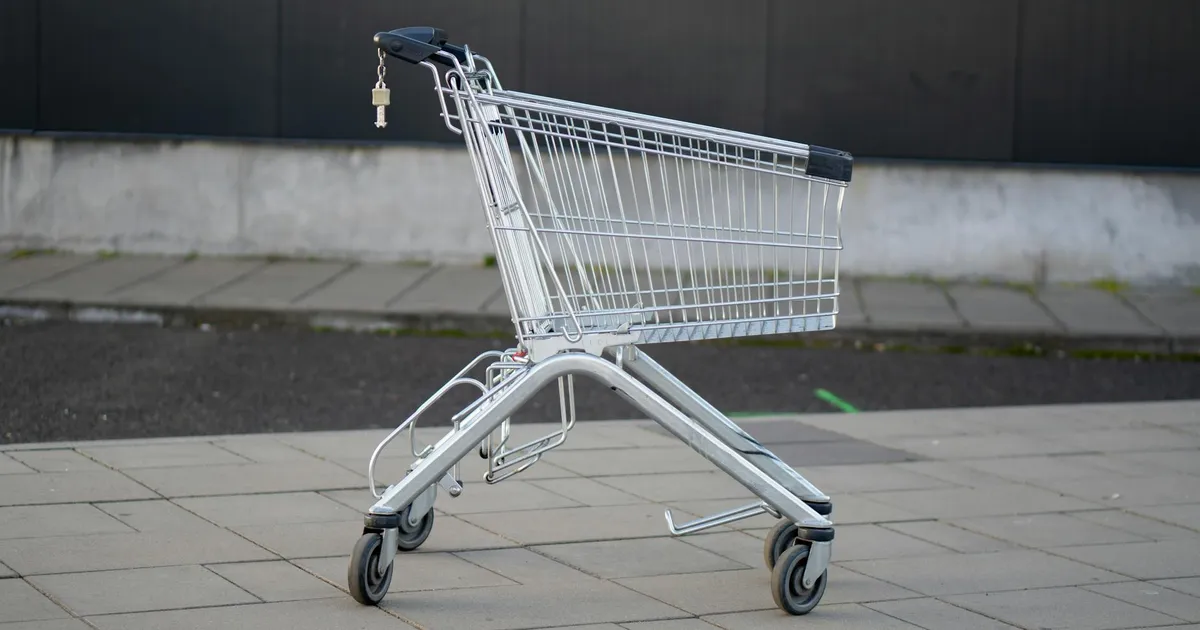 Carrinho de compras vazio na calçada. Símbolo da inflação alimentar e do encarecimento da comida pela guerra no Oriente Mé...