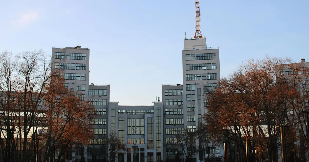 Fazenda e política monetária: prédio urbano ao pôr do sol. Impacto na inflação, juros e exportações?