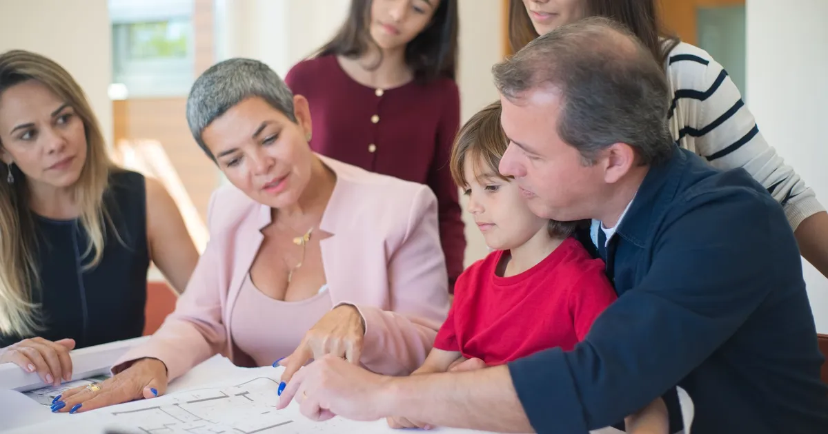 Família discute herança e patrimônio imobiliário com corretor, planejamento sucessório.