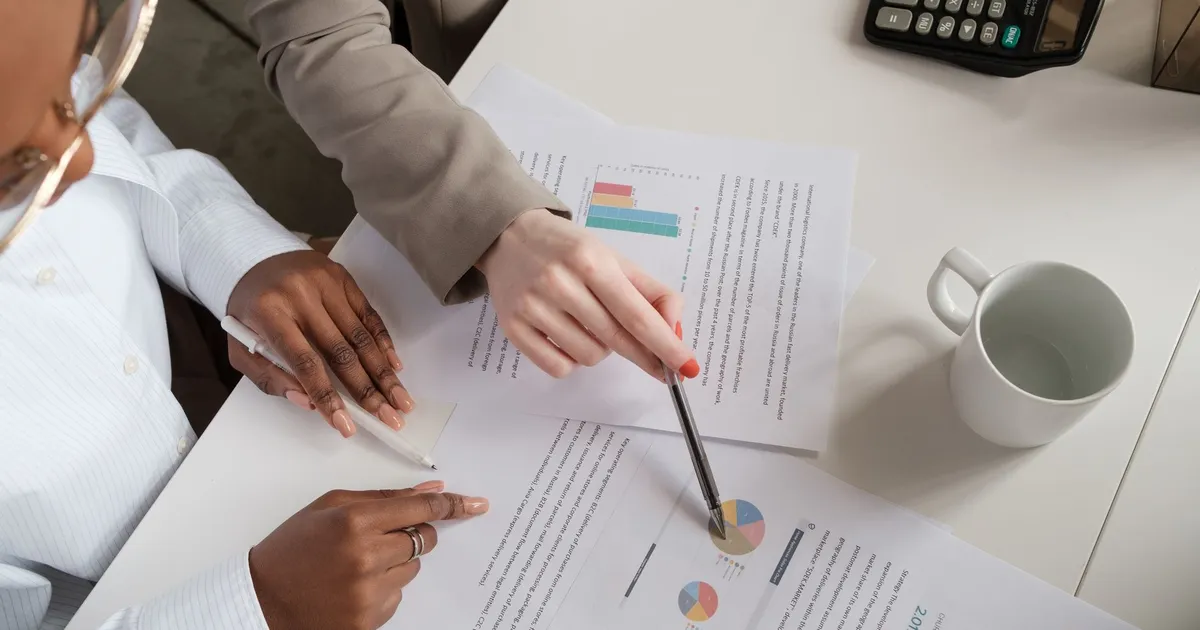 Profissionais analisam gráficos sobre finanças públicas: Hotmart, Correios, AGU, TCU em reorganização.