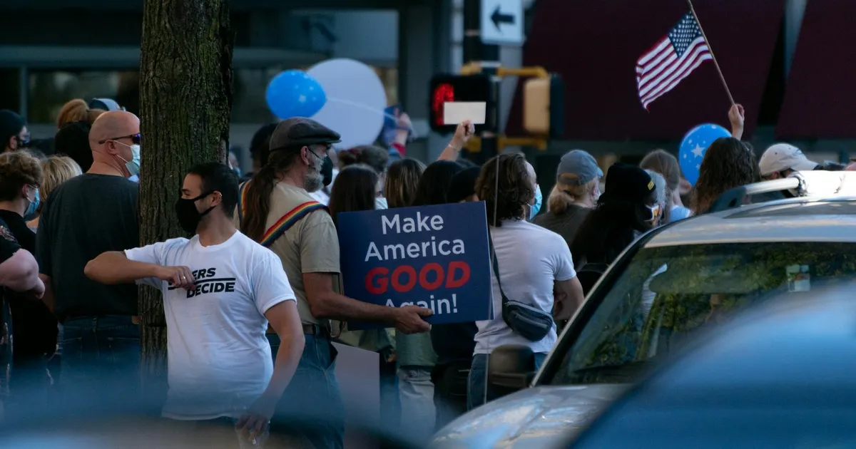 Protesto político no Brasil: eleitores e flags refletem tensões pré-eleições 2026.