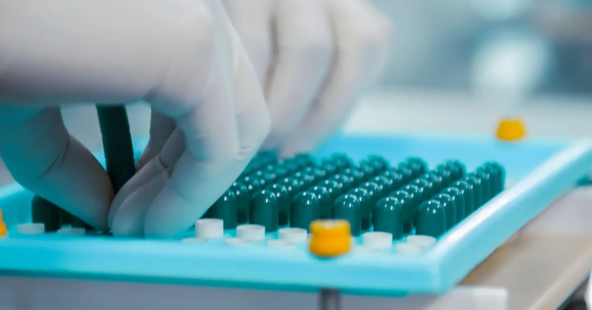 Hypera em alta: mãos com luvas em laboratório farmacêutico e MGLU3 em mínima no varejo.