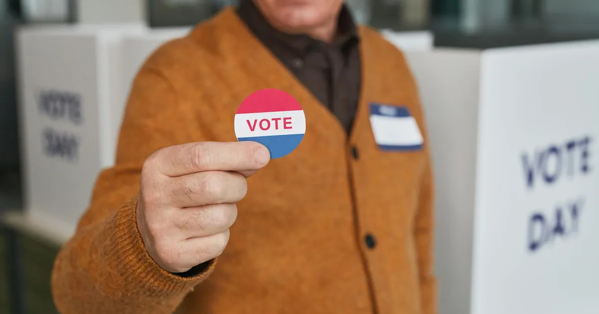 Eleitor sintético em centro de votação, simbolizando IA em campanhas políticas para eleições 2026.