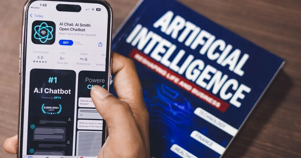 IA em smartphone blindando contra fraudes e turbinando robôs, com livro de tecnologia IA ao fundo.