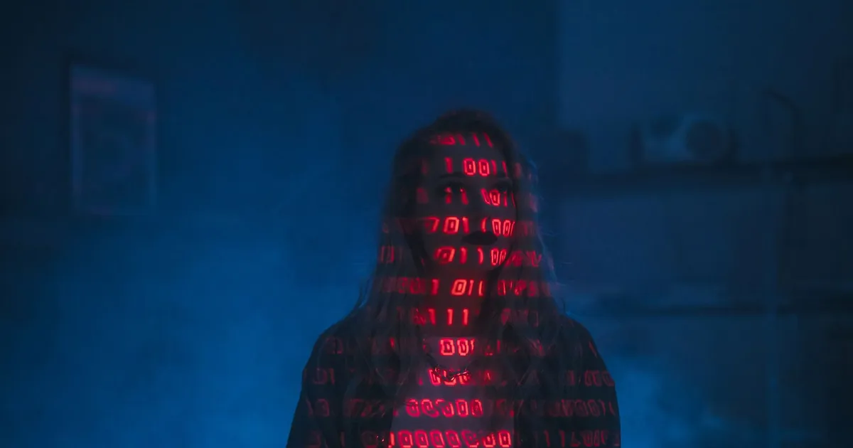 IA Chinesa e Riscos: Silhueta misteriosa com código binário vermelho, simbolizando vulnerabilidades em modelos de IA.