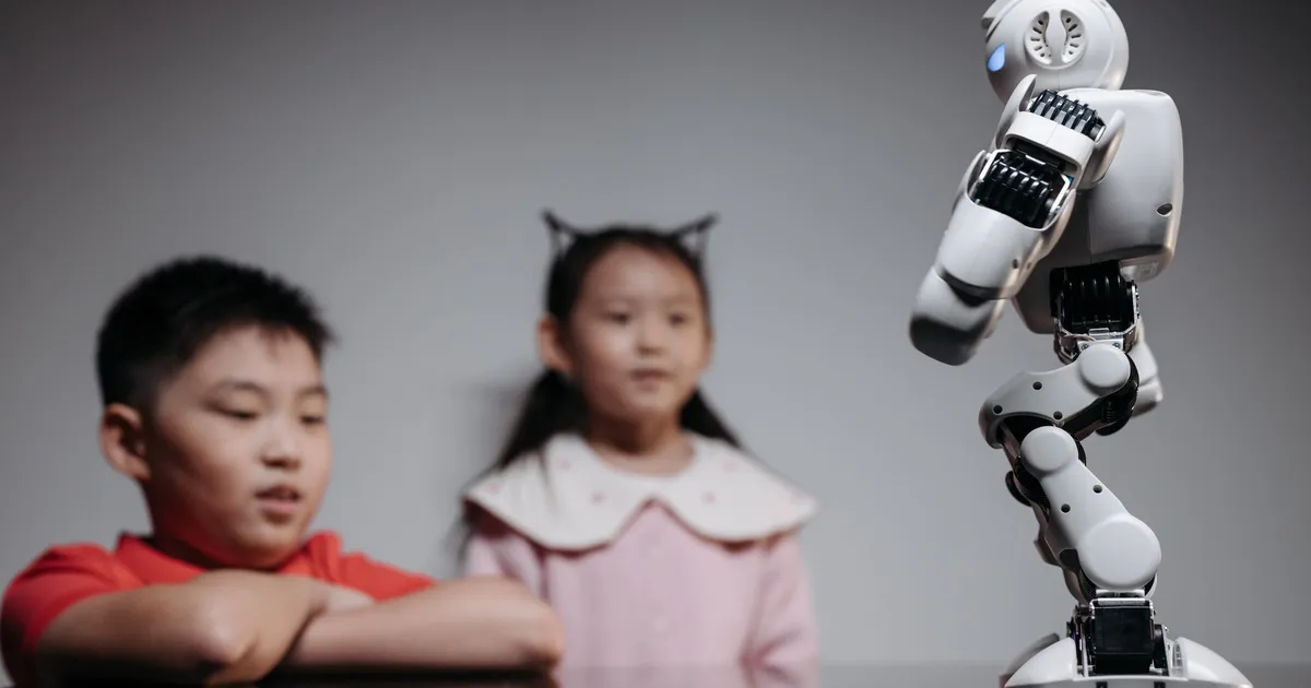 Crianças interagem com robô inovador, exemplificando IA e tecnologia no dia a dia.