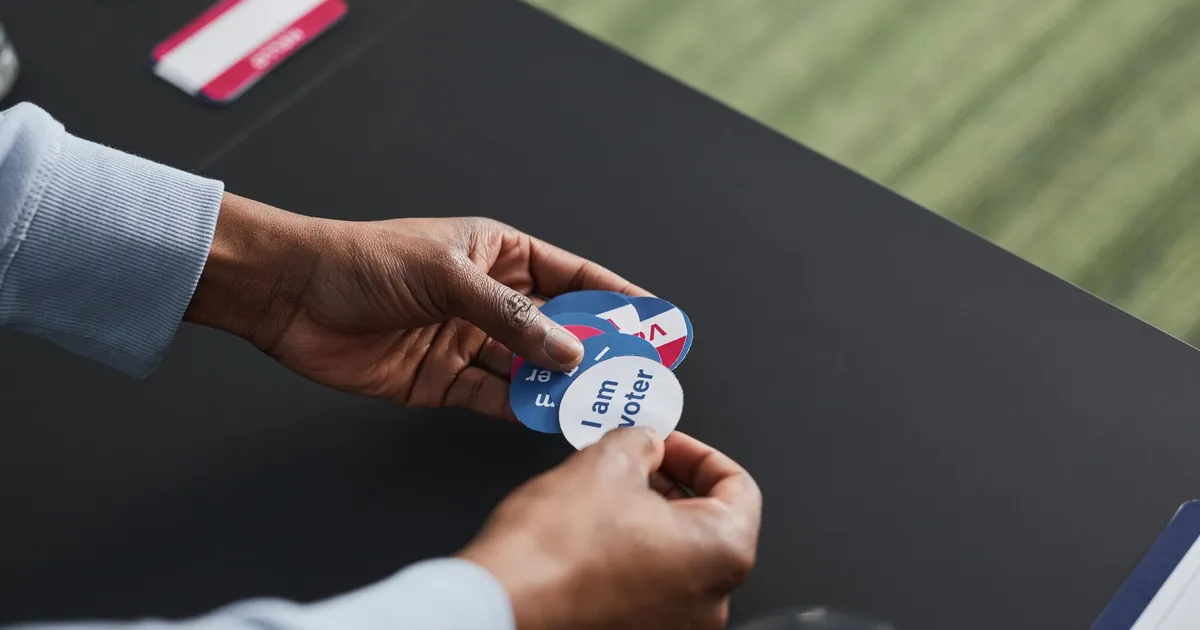 Mãos com adesivos de eleitor em IA nas eleições: Partidos prometem uso responsável de tecnologia e segurança eleitoral.