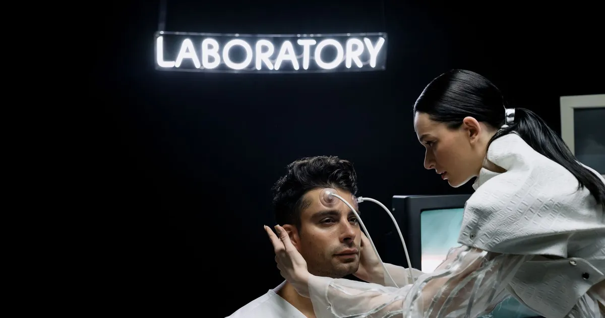 Mulher faz exame em laboratório futurista, conectando IA e farmacêuticos para investidores.