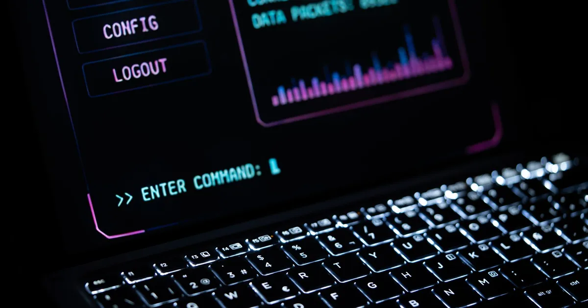 Teclado de laptop com interface de IA brilhante, simbolizando a reação do Congresso e da Casa Branca ao controle de IA.