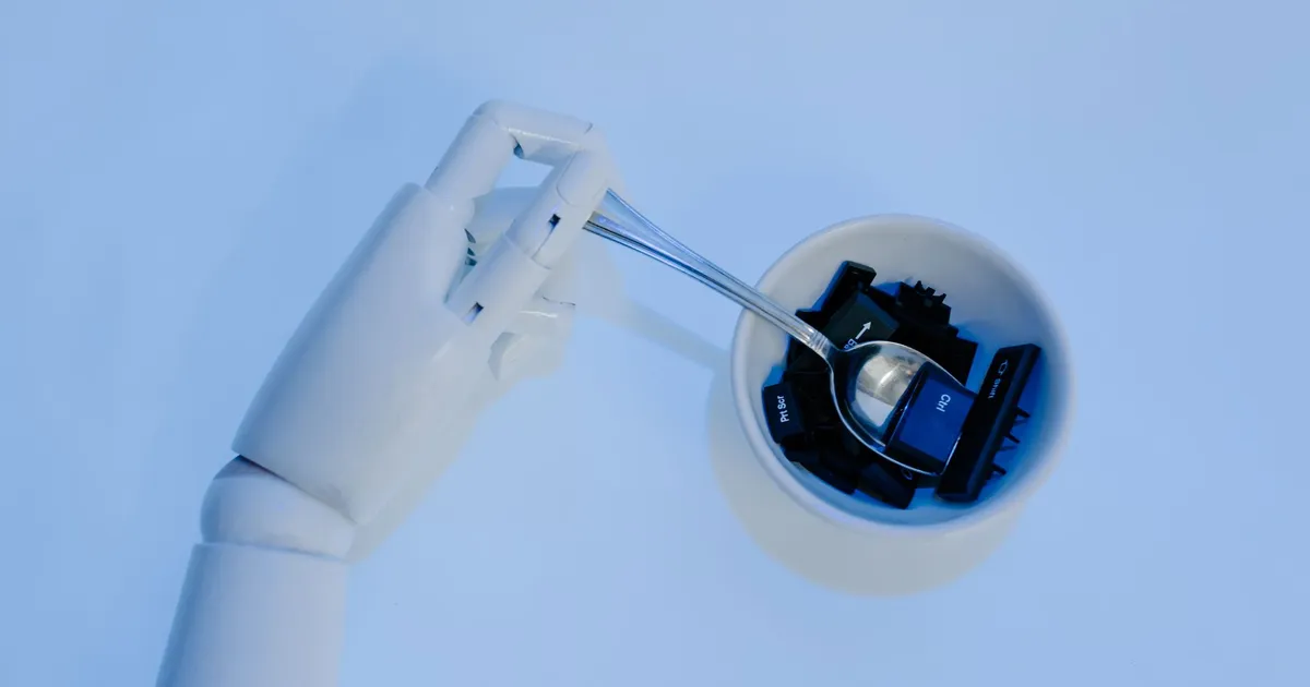 Mão robótica com teclas de teclado: IA e tecnologia em fusão, gigates de tecnologia torram caixa.