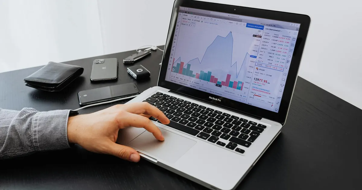 Análise do Ibovespa: investidor acompanha dados do mercado financeiro em laptop. Investimentos e ações.