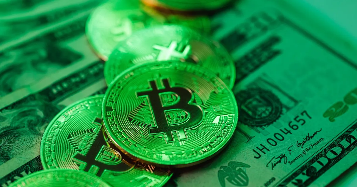 Moedas Bitcoin sobre dólares; Ibovespa cai com tensão EUA-Brasil e tarifas.