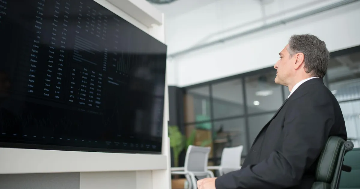 Ibovespa: Analista acompanha dados do mercado financeiro e IA. Balanços e taxas no radar.