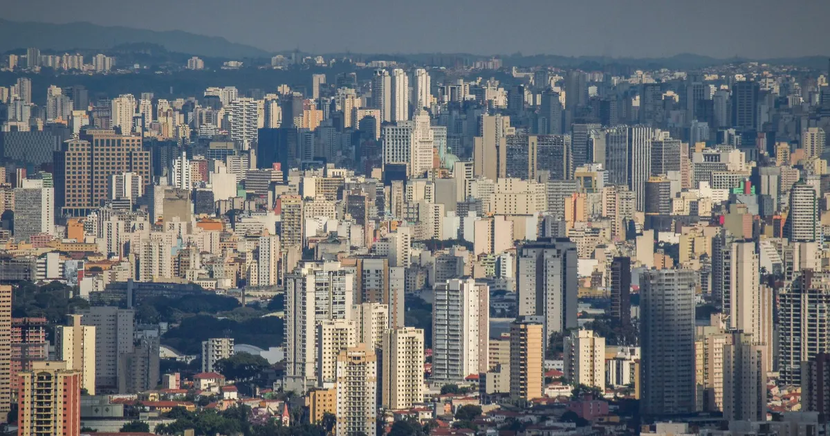 Skyline de São Paulo, Ibovespa em alta e dólar buscando estabilidade, reflexo do mercado financeiro e Copom.