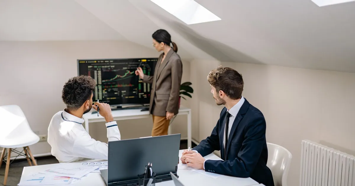 Gráfico do Ibovespa mostra Embraer e Oracle em destaque; traders analisam mercado.