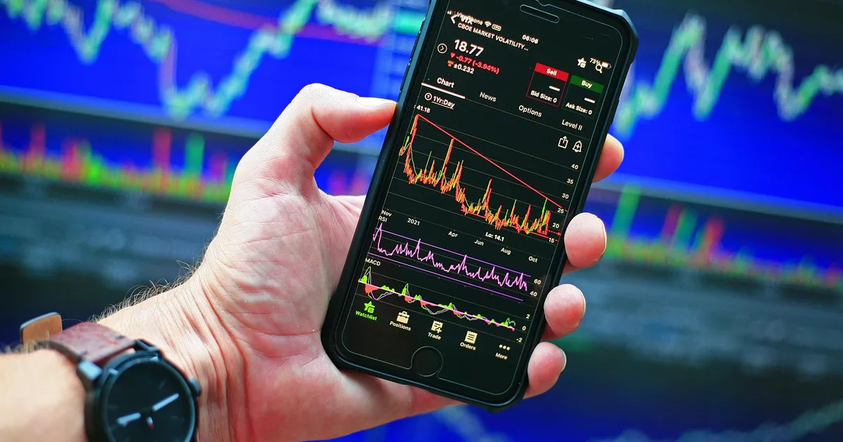 Ibovespa opera com cautela; balanços e dados EUA no radar