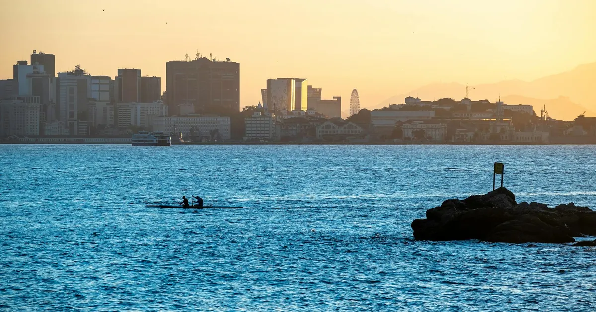 Ibovespa: Silhueta do Rio ao pôr do sol. Petróleo e Petrobras influenciam o índice.