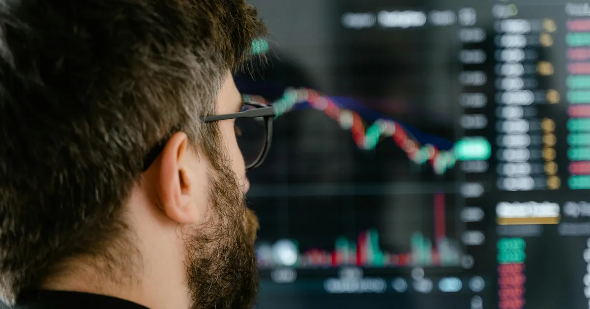 Analista financeiro acompanha Ibovespa e mercado, de olho em petróleo, inflação e juros.