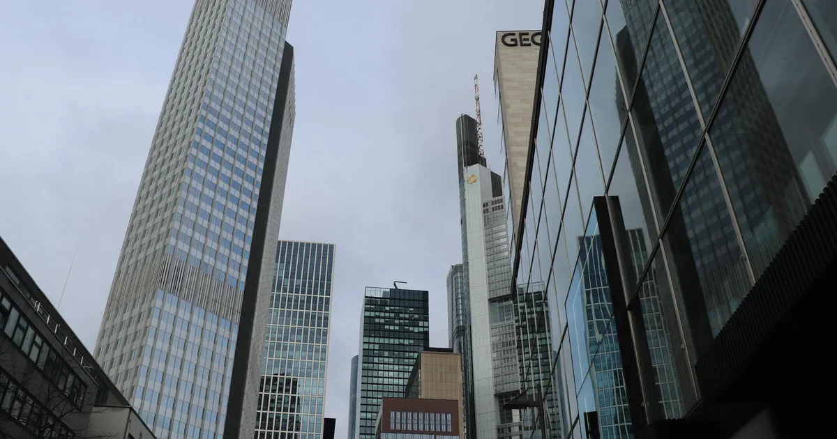 Ibovespa em abril: arranha-céus de Frankfurt refletem a economia global e seus desafios, como inflação e decisões do Fed.