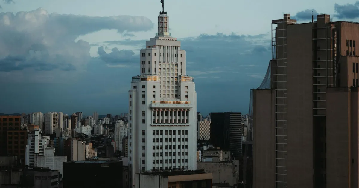 Ibovespa em alta? Arranha-céu em SP reflete otimismo do mercado financeiro em 2026.