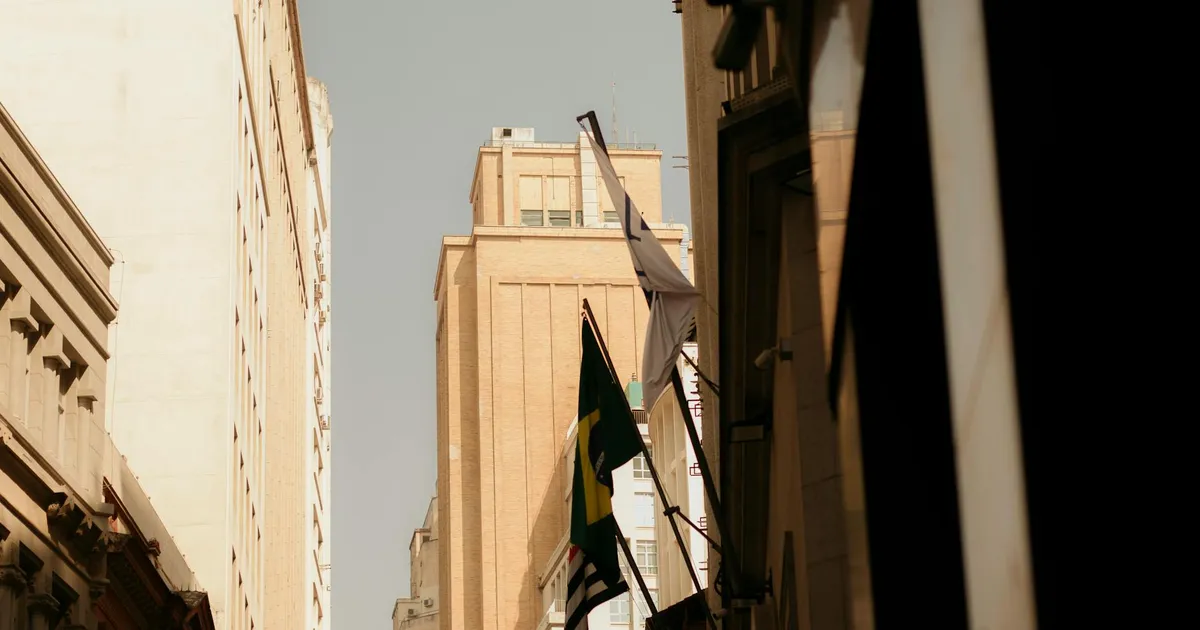 Ibovespa tenta se firmar acima dos 182 mil pontos