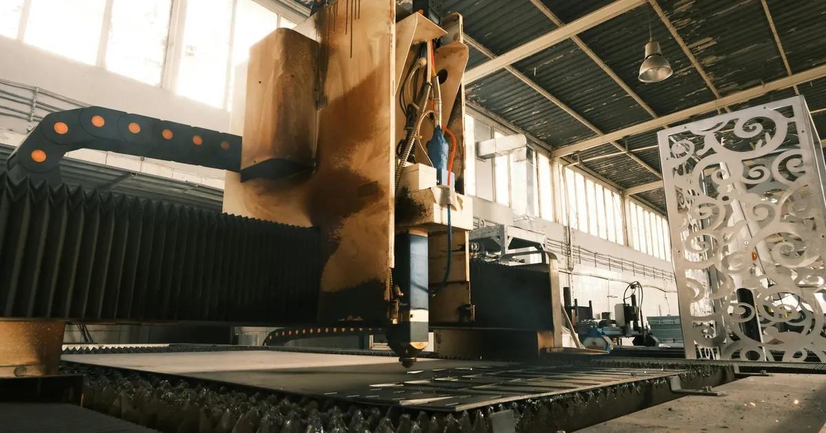 Corte a laser na indústria: tecnologia impulsionando o crescimento da produção industrial brasileira, apesar da inflação.