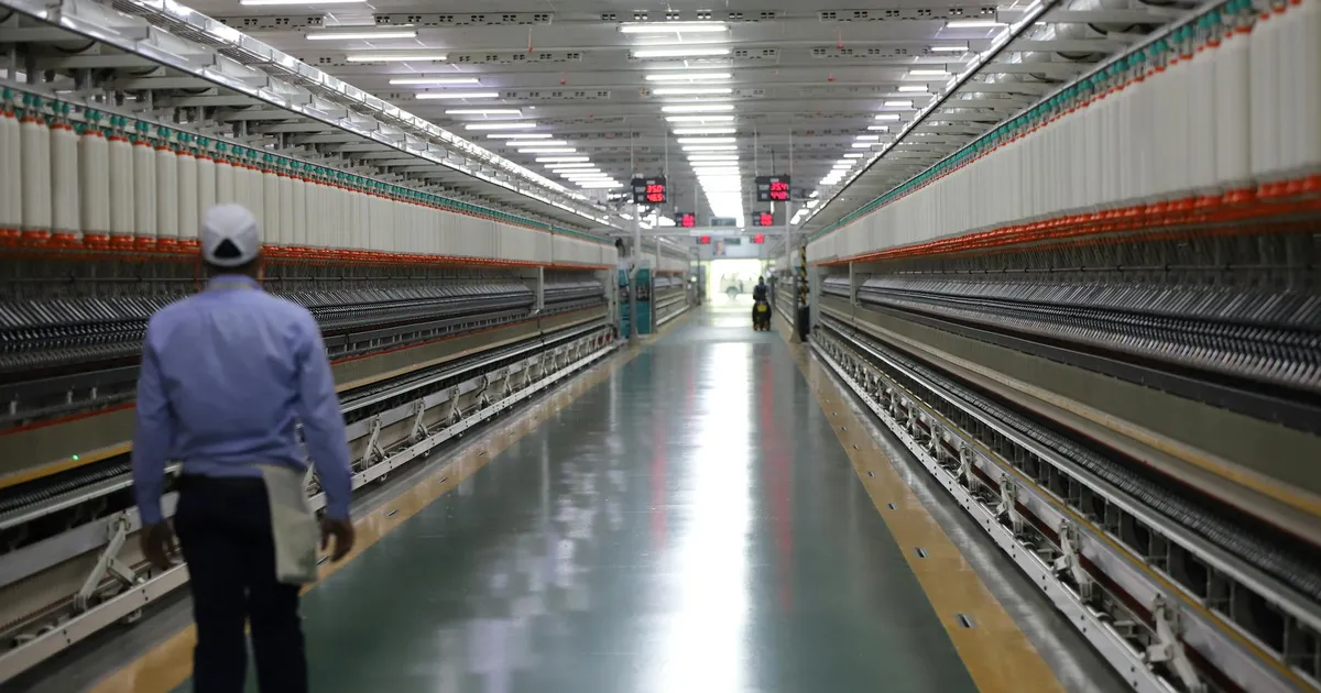 Produção industrial: operário em fábrica têxtil. Retomada, mas inflação pressiona preços no Brasil.