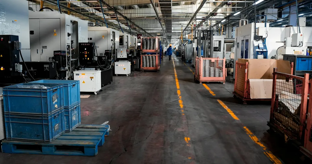 Retomada industrial: chão de fábrica com máquinas e workstations. Crescimento da indústria nacional.