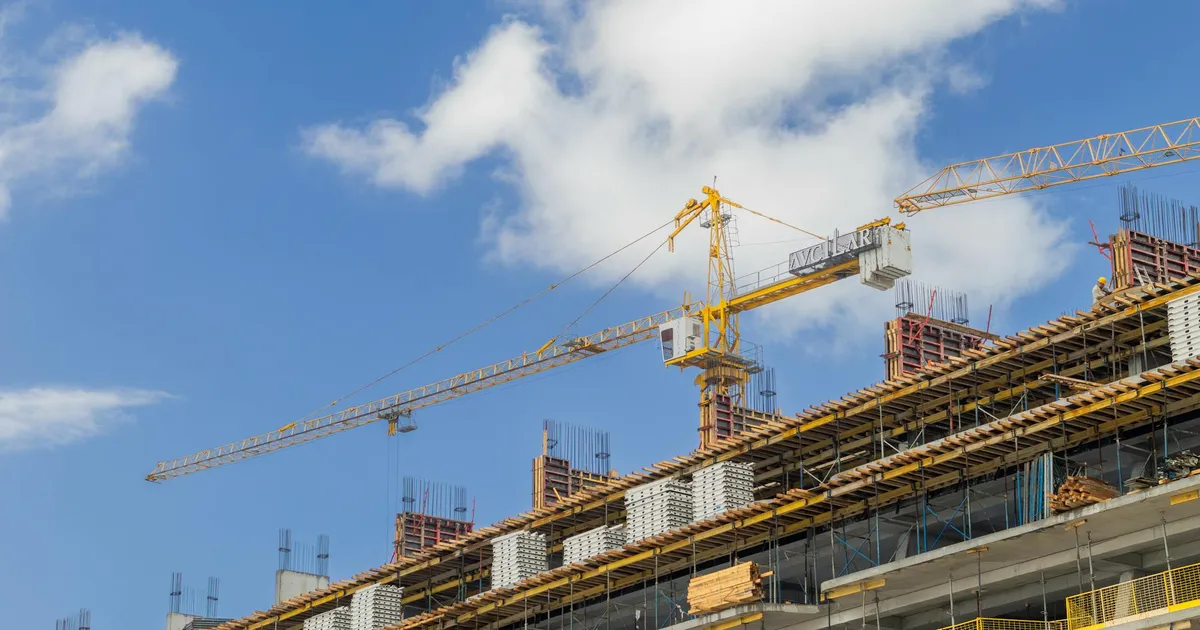 Juros Altos Travam Construção: Impacto no Bolso e Perspectivas