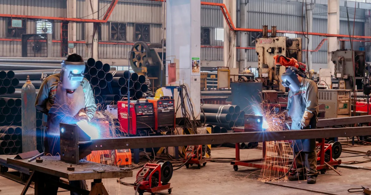 Produção industrial em alta: soldadores trabalhando em fábrica. Recuperação impulsionada em 11 estados. #produçãoindustria...