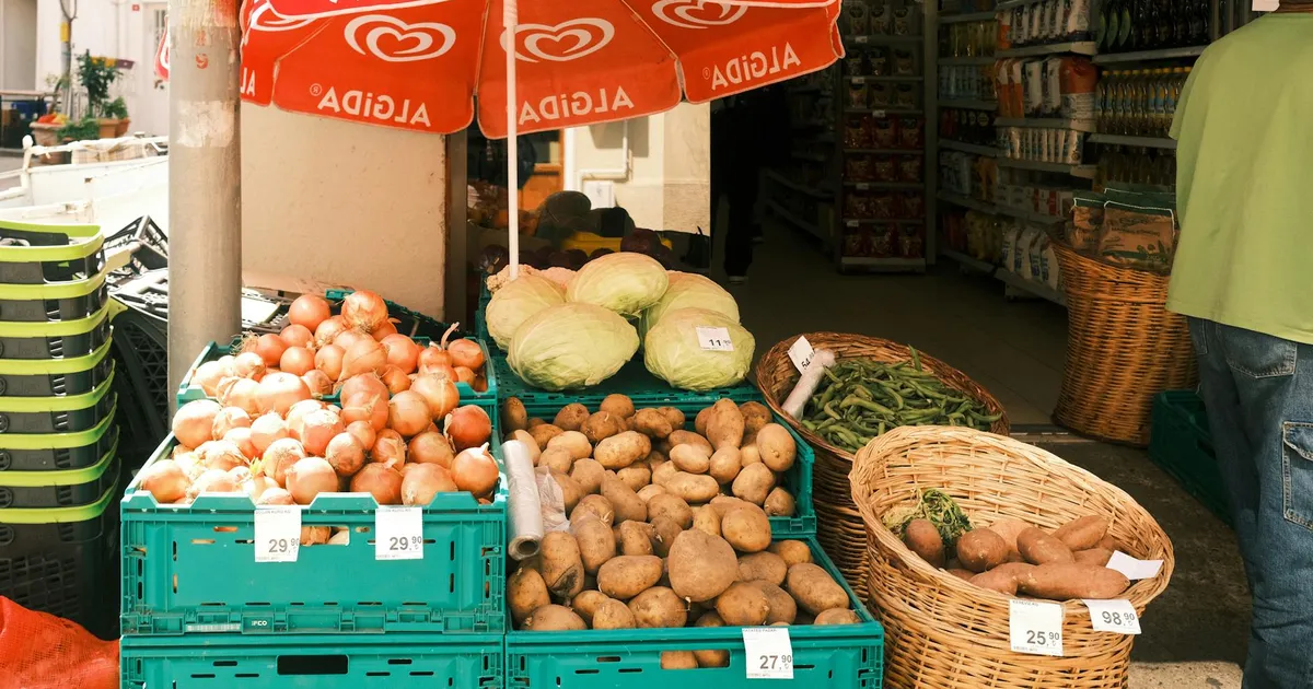 Inflação: Preços de batata e tomate em alta no mercado, pressionando o IPC-S e o bolso do consumidor.