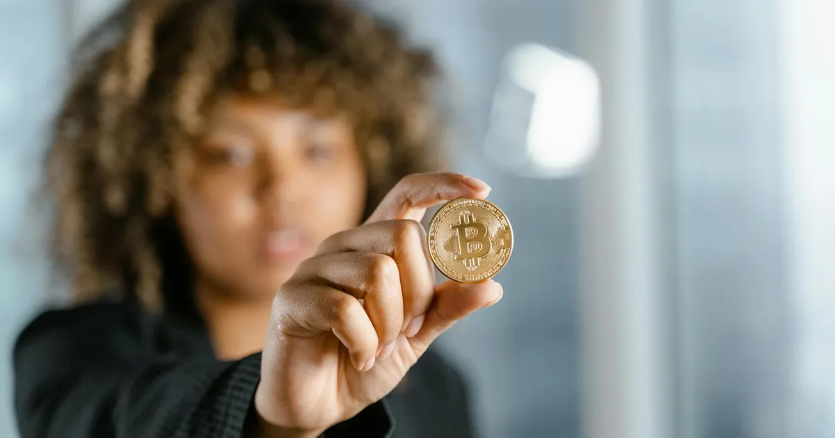 Jovem com Bitcoin: inflação alivia e impacto na Selic e dólar.
