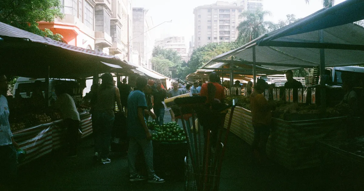 Mercado vibrante em SP, Brasil, refletindo o cenário econômico da inflação e Selic brasileira para 2026.