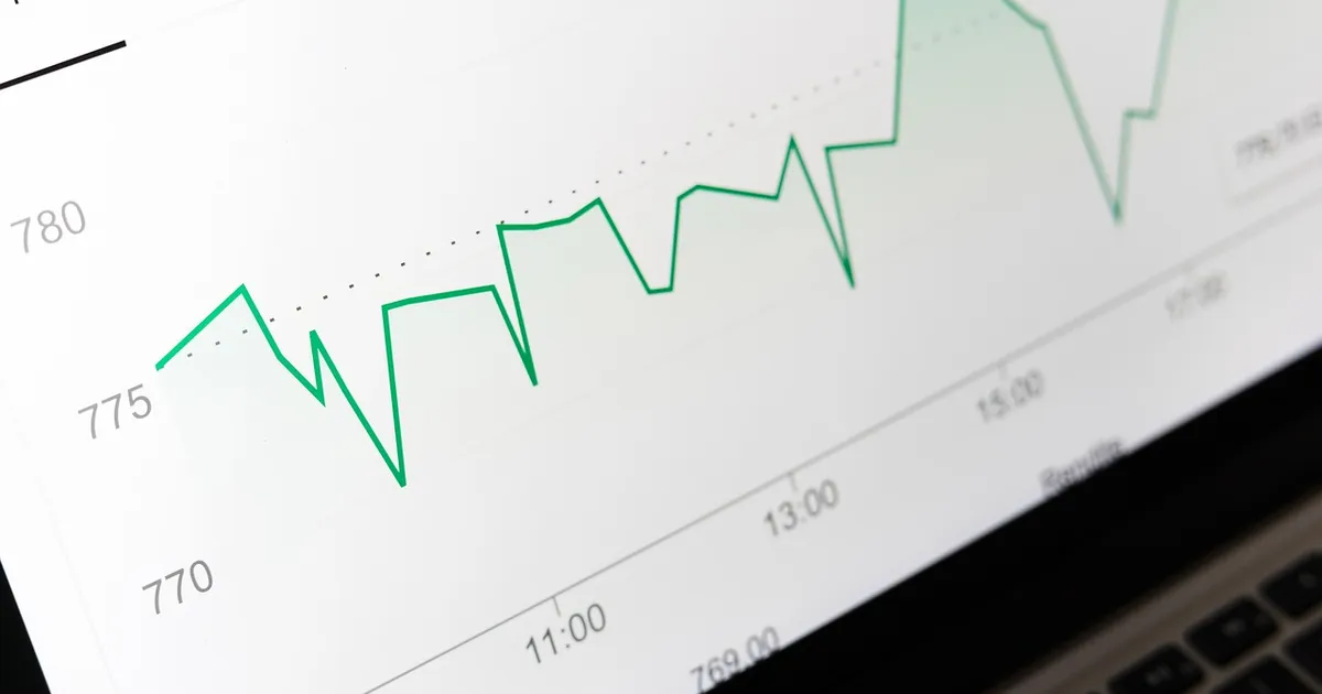 Gráfico do mercado financeiro com inflação nos EUA e impacto no dólar e Ibovespa no Brasil.
