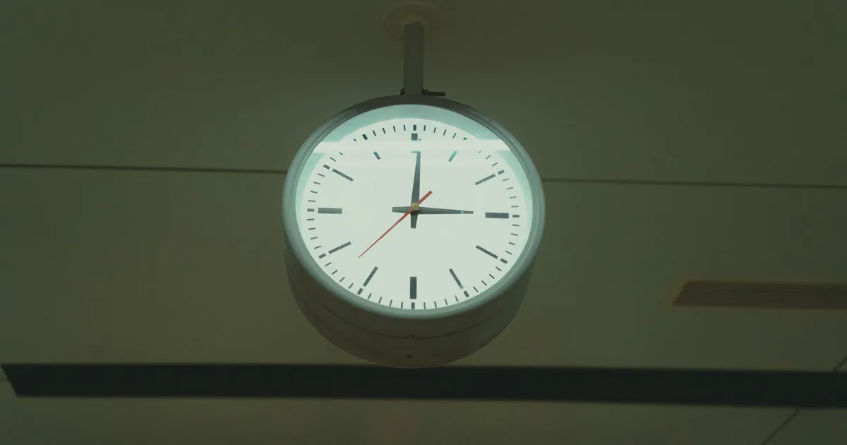 Relógio em metrô moderno marca o ritmo da inflação e juros, um alerta para o novo normal do mercado.