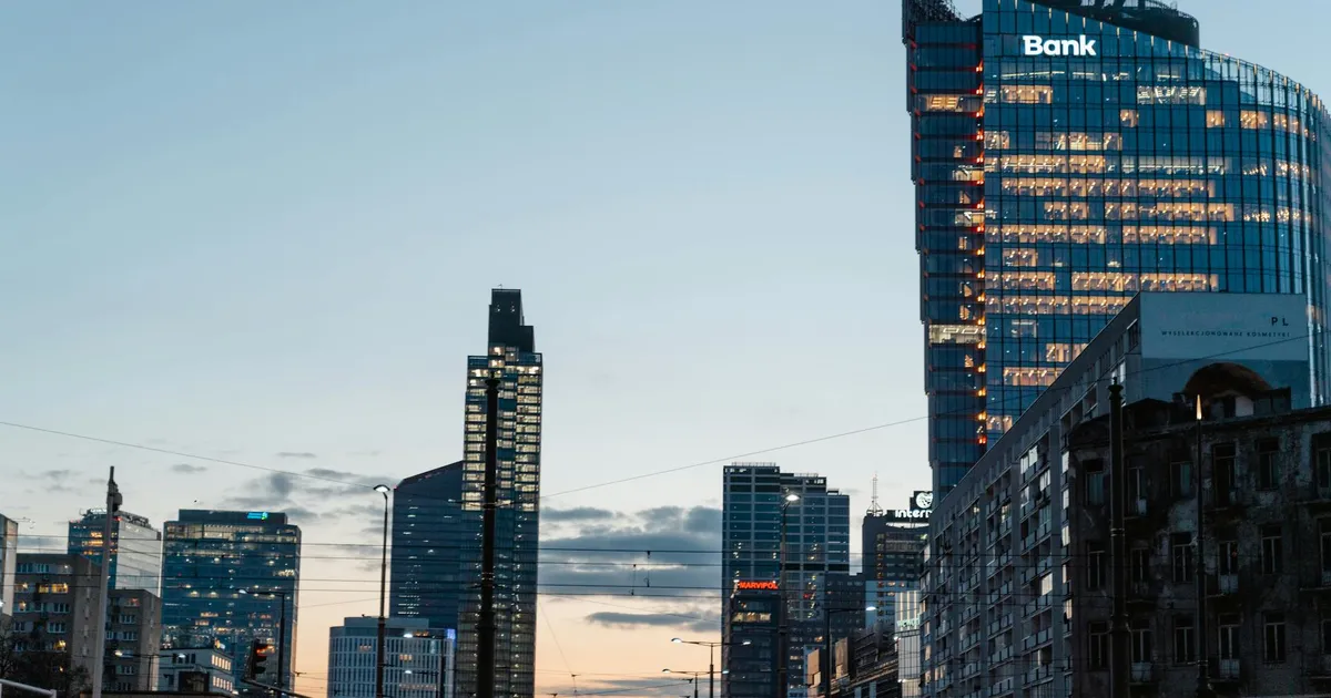 Inflação e juros em 2026: Skyline financeiro com banco proeminente. Impacto nos investimentos e dólar.