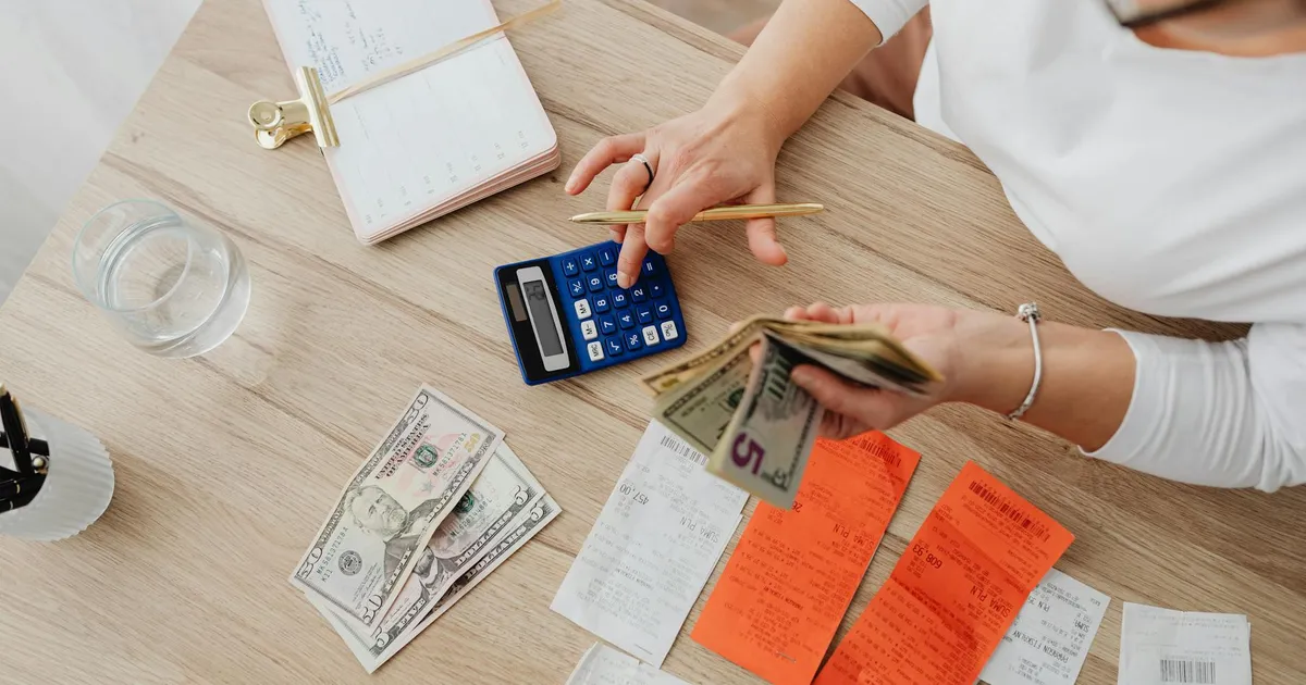 Cálculos financeiros em meio à inflação e Selic alta: impacto no orçamento pessoal e crédito.